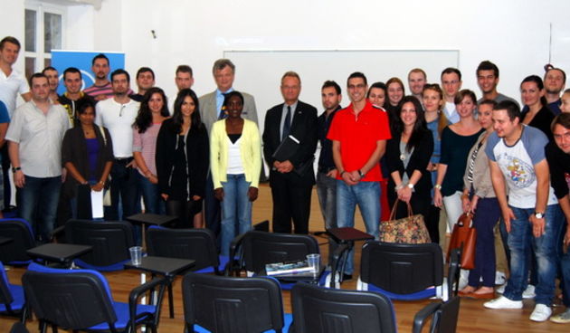 Paul Vandoren sa studentima DIU Međunarodnog sveučilišta