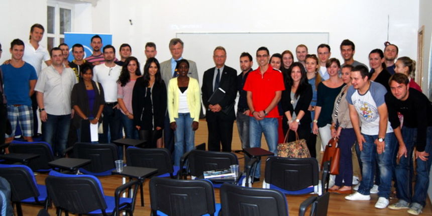 Paul Vandoren sa studentima DIU Međunarodnog sveučilišta