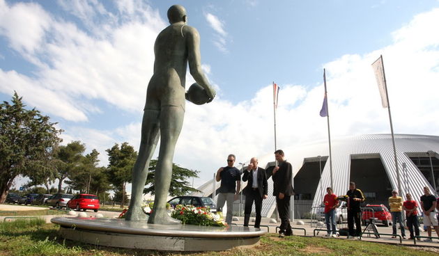 Zadar, 250512.
Povodom 17. obljetnice smrti legendranog kosarkasa Kresimira Cosica na Visnjiku ispred spomenika polozeni su vjenci.
Na fotografiji : clanovi uprave i direktor kk Zadra Edvin Simunov (u sredini).
Foto : Andrija Lucic / CROPIX