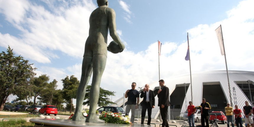 Zadar, 250512.
Povodom 17. obljetnice smrti legendranog kosarkasa Kresimira Cosica na Visnjiku ispred spomenika polozeni su vjenci.
Na fotografiji : clanovi uprave i direktor kk Zadra Edvin Simunov (u sredini).
Foto : Andrija Lucic / CROPIX Zadar, 250512.
Povodom 17. obljetnice smrti legendranog kosarkasa Kresimira Cosica na Visnjiku ispred spomenika polozeni su vjenci.
Na fotografiji : clanovi uprave i direktor kk Zadra Edvin Simunov (u sredini).
Foto : Andrija Lucic / CROPIX