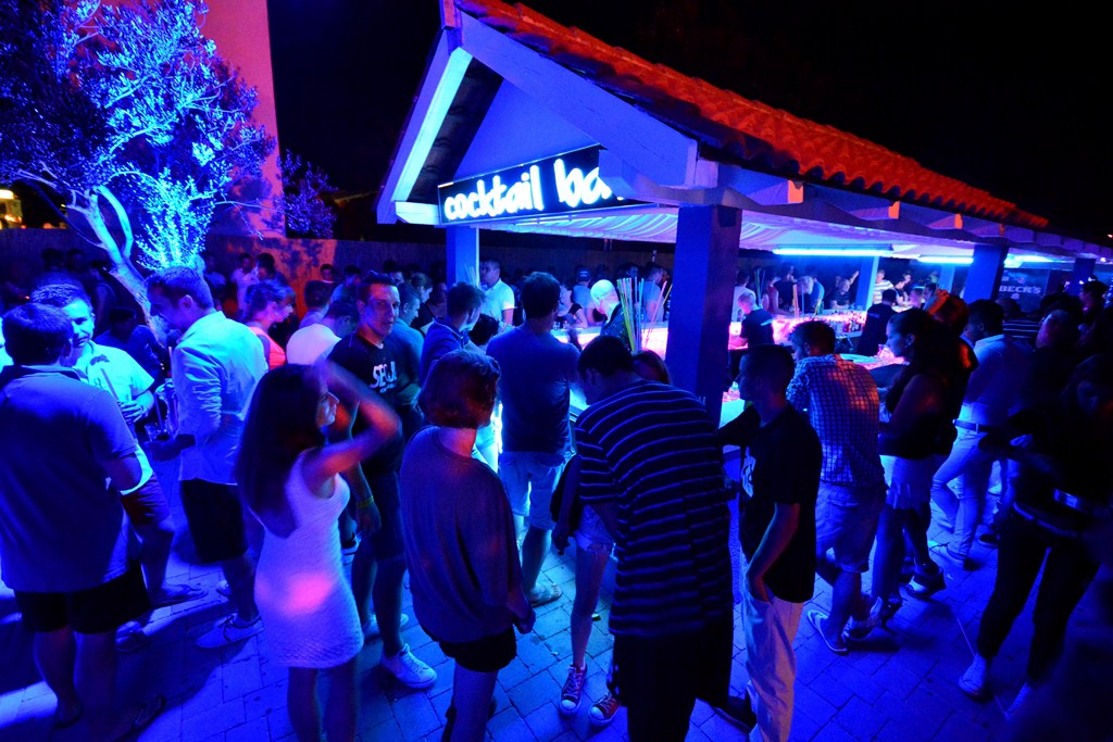 Subotnja zabava u Noštromo i Vagabundo barovima na Viru ; foto Iva Perinčić