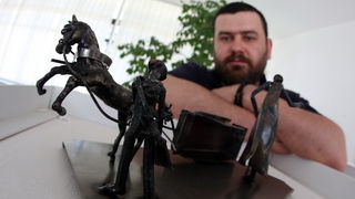 Slavonski Brod 16042013.
Slobodni umjetnik Tihomir Sarajcic izlozio je 12 skulptura scena iz pripovjetke Cudnovate zgode segrta Hlapica povodom Dana Ivane Brlic Mazuranic.Skulpture su napravljene od savijanjem i zavarivanjem zeljeza i to postupkom TIG.
Na