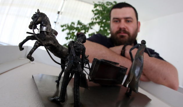 Slavonski Brod 16042013.
Slobodni umjetnik Tihomir Sarajcic izlozio je 12 skulptura scena iz pripovjetke Cudnovate zgode segrta Hlapica povodom Dana Ivane Brlic Mazuranic.Skulpture su napravljene od savijanjem i zavarivanjem zeljeza i to postupkom TIG.
Na