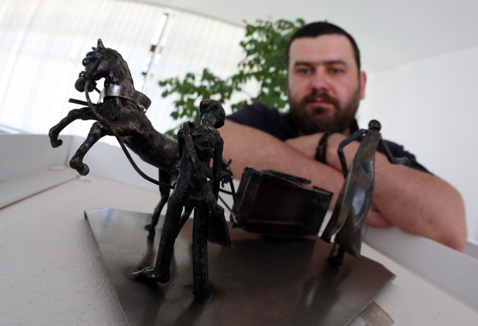 Slavonski Brod 16042013.
Slobodni umjetnik Tihomir Sarajcic izlozio je 12 skulptura scena iz pripovjetke Cudnovate zgode segrta Hlapica povodom Dana Ivane Brlic Mazuranic.Skulpture su napravljene od savijanjem i zavarivanjem zeljeza i to postupkom TIG.
Na