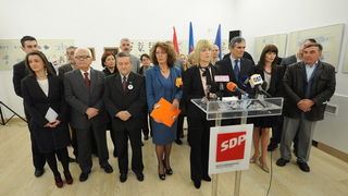 Zadar, 110413.
Zadarski SDP postigao je dogovor s HNS-om o koaliciji i predstavio dr. Ljiljanu Klaric kao zamjenicu gradonacelnickog kandidata Ive Bilica.
SDP na lokalne izbore izlazi u koaliciji sa HNS-om, HSLS-om, DSU i HSZ.
Na fotografiji: detalj s pr Zadar, 110413.
Zadarski SDP postigao je dogovor s HNS-om o koaliciji i predstavio dr. Ljiljanu Klaric kao zamjenicu gradonacelnickog kandidata Ive Bilica.
SDP na lokalne izbore izlazi u koaliciji sa HNS-om, HSLS-om, DSU i HSZ.
Na fotografiji: detalj s pr