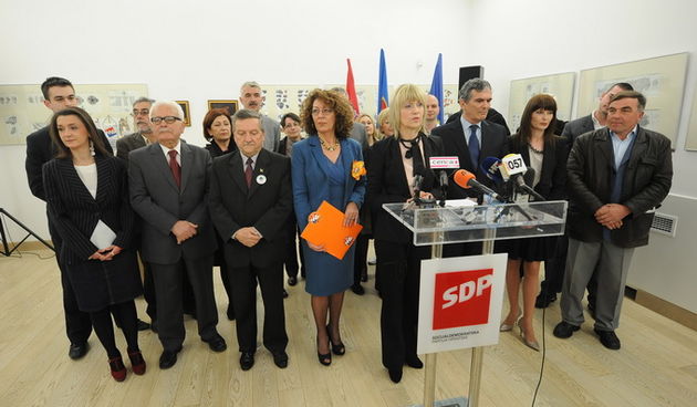 Zadar, 110413.
Zadarski SDP postigao je dogovor s HNS-om o koaliciji i predstavio dr. Ljiljanu Klaric kao zamjenicu gradonacelnickog kandidata Ive Bilica. 
SDP na lokalne izbore izlazi u koaliciji sa HNS-om, HSLS-om, DSU i HSZ.
Na fotografiji: detalj s pr