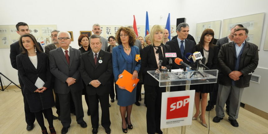Zadar, 110413.
Zadarski SDP postigao je dogovor s HNS-om o koaliciji i predstavio dr. Ljiljanu Klaric kao zamjenicu gradonacelnickog kandidata Ive Bilica.
SDP na lokalne izbore izlazi u koaliciji sa HNS-om, HSLS-om, DSU i HSZ.
Na fotografiji: detalj s pr Zadar, 110413.
Zadarski SDP postigao je dogovor s HNS-om o koaliciji i predstavio dr. Ljiljanu Klaric kao zamjenicu gradonacelnickog kandidata Ive Bilica.
SDP na lokalne izbore izlazi u koaliciji sa HNS-om, HSLS-om, DSU i HSZ.
Na fotografiji: detalj s pr