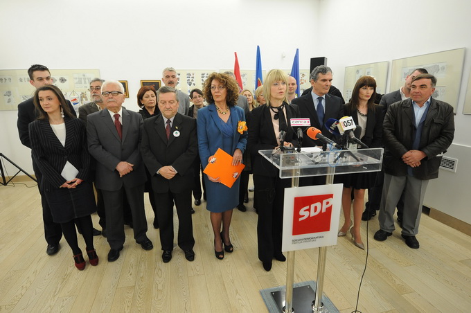 Zadar, 110413.
Zadarski SDP postigao je dogovor s HNS-om o koaliciji i predstavio dr. Ljiljanu Klaric kao zamjenicu gradonacelnickog kandidata Ive Bilica.
SDP na lokalne izbore izlazi u koaliciji sa HNS-om, HSLS-om, DSU i HSZ.
Na fotografiji: detalj s pr Zadar, 110413.
Zadarski SDP postigao je dogovor s HNS-om o koaliciji i predstavio dr. Ljiljanu Klaric kao zamjenicu gradonacelnickog kandidata Ive Bilica.
SDP na lokalne izbore izlazi u koaliciji sa HNS-om, HSLS-om, DSU i HSZ.
Na fotografiji: detalj s pr