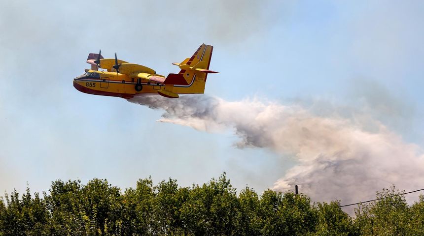 Veliki požar kod Smokovića zahvatio i parkirane automobile Veliki požar kod Smokovića zahvatio i parkirane automobile