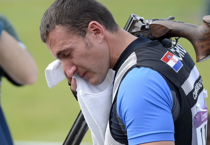 London, 060812.
Hrvatski strijelci Anton Glasnovic i Giovanni Cernogoraz u finalu trapa tijekom Olimpijskih Igara u Londonu.
Na fotografiji: Giovanni Cernogoraz osvojio je zlato.
Foto: Drago Sopta / CROPIX