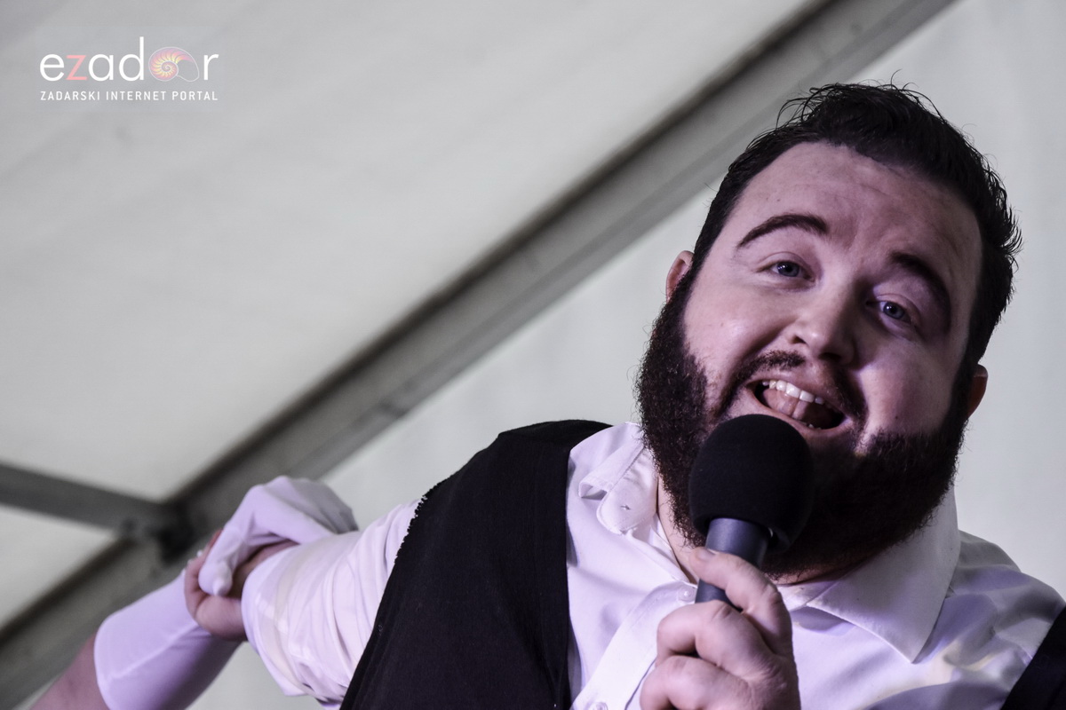 Paški zimski karneval 2018: Karnevalska povorka prošla ulicama grada do Pijace