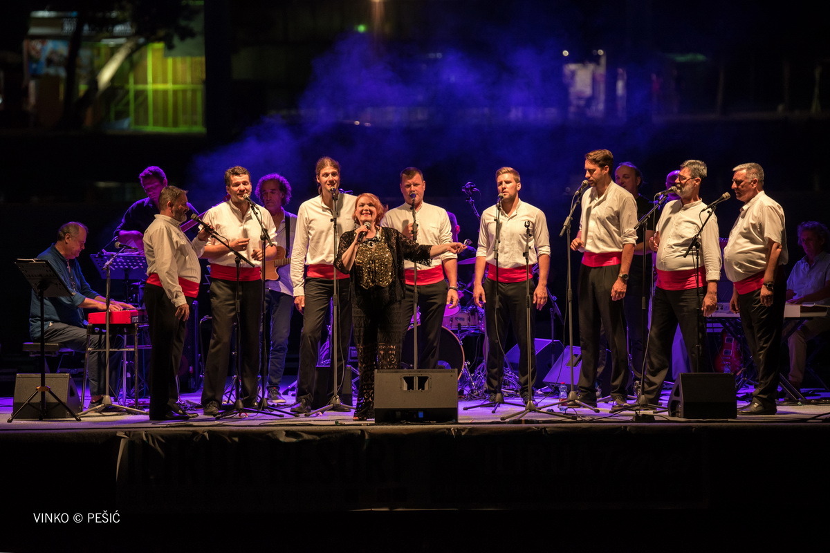 Zorica Kondža i klapa Cambi @ bazen Ilirije u Biogradu