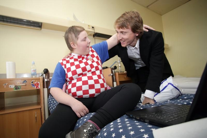 Luki Modriću u dječjoj bolnici u Klaićevoj uručena nagrada nogometaša godine, Photo: Petar Glebov/PIXSELL Luki Modriću u dječjoj bolnici u Klaićevoj uručena nagrada nogometaša godine, Photo: Petar Glebov/PIXSELL