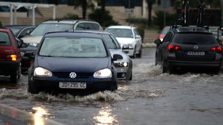 Zadar, 010912.
Nakon visemjesecne suse u Zadru se u subotu ujutro dogodio potop. Kisa je uz povremenu jaku grmljavinu pocela padati pred zoru, oko pet sati i jos nije prestala padati. Ogromne kolicine kise prekrile su prometnice na godinama poznatim kriti