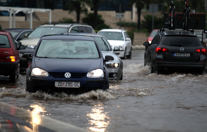 Zadar, 010912.
Nakon visemjesecne suse u Zadru se u subotu ujutro dogodio potop. Kisa je uz povremenu jaku grmljavinu pocela padati pred zoru, oko pet sati i jos nije prestala padati. Ogromne kolicine kise prekrile su prometnice na godinama poznatim kriti