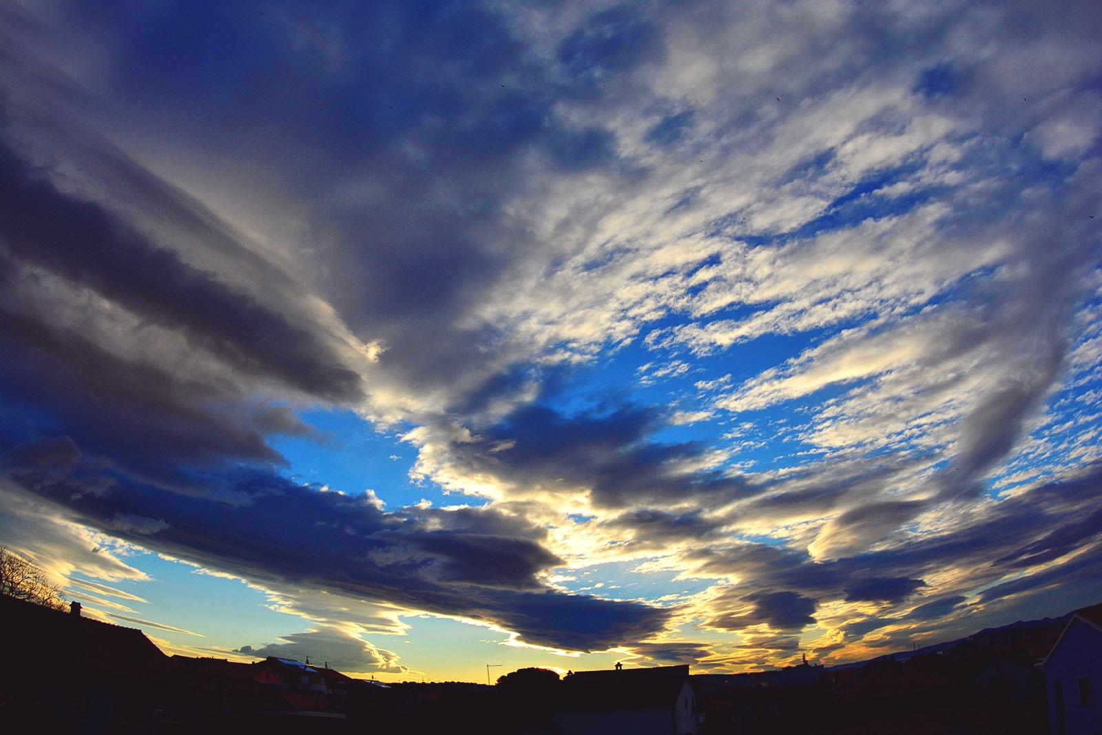 Zimsko svitanje i igra oblaka, foto: Iva Perinčić Zimsko svitanje i igra oblaka, foto: Iva Perinčić