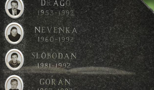 Ervenik: Na obiteljskoj grobnici obilježena 23. obljetnica stradanja obitelji Čengić, foto: Hrvoje Jelavić/PIXSELL