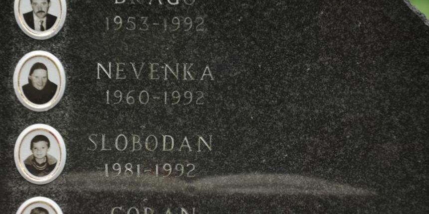 Ervenik: Na obiteljskoj grobnici obilježena 23. obljetnica stradanja obitelji Čengić, foto: Hrvoje Jelavić/PIXSELL Ervenik: Na obiteljskoj grobnici obilježena 23. obljetnica stradanja obitelji Čengić, foto: Hrvoje Jelavić/PIXSELL