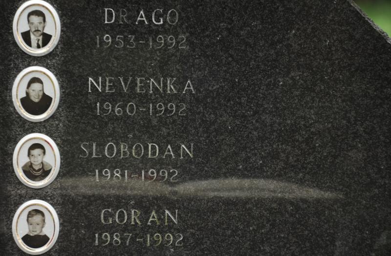 Ervenik: Na obiteljskoj grobnici obilježena 23. obljetnica stradanja obitelji Čengić, foto: Hrvoje Jelavić/PIXSELL