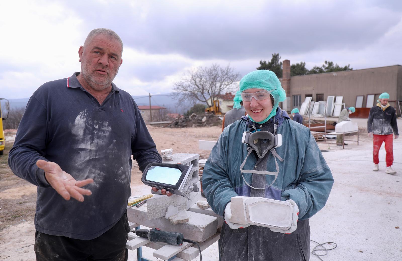 Mladi europski kipari stigli u Imotski, punom parom rade spomenik kultnom Mercedesu Mladi europski kipari stigli u Imotski, punom parom rade spomenik kultnom Mercedesu