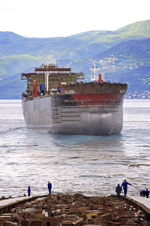 Rijeka, 280511
U 11h u brodogradilistu 3.Maj porinut je tanker Vinjerac. Tanker je dugacak 195.30m i ima nosivost od 51,800 tona. Narucitelj tankera je Tankerska plovidba d.d.
Foto: Davor Zunic / CROPIX Rijeka, 280511
U 11h u brodogradilistu 3.Maj porinut je tanker Vinjerac. Tanker je dugacak 195.30m i ima nosivost od 51,800 tona. Narucitelj tankera je Tankerska plovidba d.d.
Foto: Davor Zunic / CROPIX