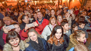 Deset tisuća posjetitelja uživalo u otvorenju Adventa u Zadru- koncertu Ivana Zaka i vatrometu