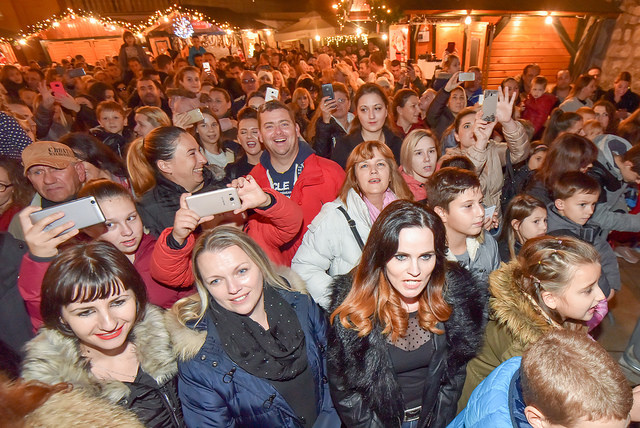 Deset tisuća posjetitelja uživalo u otvorenju Adventa u Zadru- koncertu Ivana Zaka i vatrometu