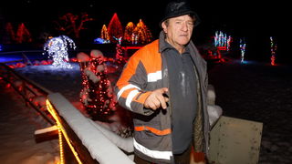 Cazma, 161209.
Grabovnica pokraj Cazme – Bozicna prica obitelji Salaj.
Zlatko Salaj ukrasio je i ove godine cijelo imanje s oko 1 milijun lampica. 
Za posjetitelje ce imanje biti otvoreno od subote 19.12. – 06. sijecnja od 17 h -21h. 
Na slici: Zlatko Sal