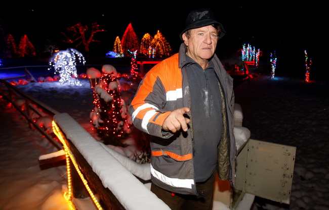 Cazma, 161209.
Grabovnica pokraj Cazme – Bozicna prica obitelji Salaj.
Zlatko Salaj ukrasio je i ove godine cijelo imanje s oko 1 milijun lampica. 
Za posjetitelje ce imanje biti otvoreno od subote 19.12. – 06. sijecnja od 17 h -21h. 
Na slici: Zlatko Sal