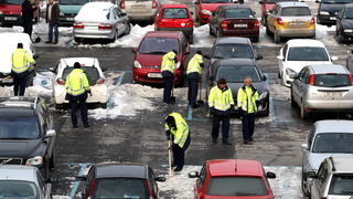 Zadar, 070212.
Iako je proslo tri dana od kako je stao padati, snijeg se zbog niskih temperatura zadrzao se na ulicama te je veliki broj ulica zaledjen sto gradjanima stvara probleme. Gradske sluzbe poduzimaju sve da ih ociste. U Zadru je trenutna tempera Zadar, 070212.
Iako je proslo tri dana od kako je stao padati, snijeg se zbog niskih temperatura zadrzao se na ulicama te je veliki broj ulica zaledjen sto gradjanima stvara probleme. Gradske sluzbe poduzimaju sve da ih ociste. U Zadru je trenutna tempera