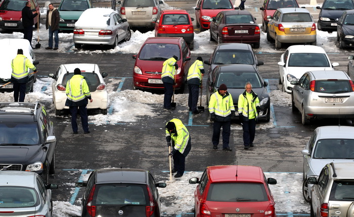Zadar, 070212.
Iako je proslo tri dana od kako je stao padati, snijeg se zbog niskih temperatura zadrzao se na ulicama te je veliki broj ulica zaledjen sto gradjanima stvara probleme. Gradske sluzbe poduzimaju sve da ih ociste. U Zadru je trenutna tempera Zadar, 070212.
Iako je proslo tri dana od kako je stao padati, snijeg se zbog niskih temperatura zadrzao se na ulicama te je veliki broj ulica zaledjen sto gradjanima stvara probleme. Gradske sluzbe poduzimaju sve da ih ociste. U Zadru je trenutna tempera