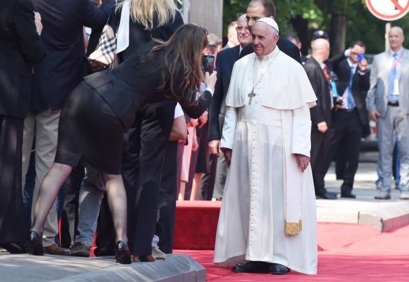 Sarajevo, Bosna i Hercegovina – Sluzbeni posjet pape Franje Sarajevu. Ovo je treci papinski posjet Bosni i Hercegovini. Prethodni posjeti pape Ivana Pavla II bili su pastoralni dok je posjet pape Franje primarno drzavnicki. Nakon susreta s drzavnim duznos Sarajevo, Bosna i Hercegovina – Sluzbeni posjet pape Franje Sarajevu. Ovo je treci papinski posjet Bosni i Hercegovini. Prethodni posjeti pape Ivana Pavla II bili su pastoralni dok je posjet pape Franje primarno drzavnicki. Nakon susreta s drzavnim duznos