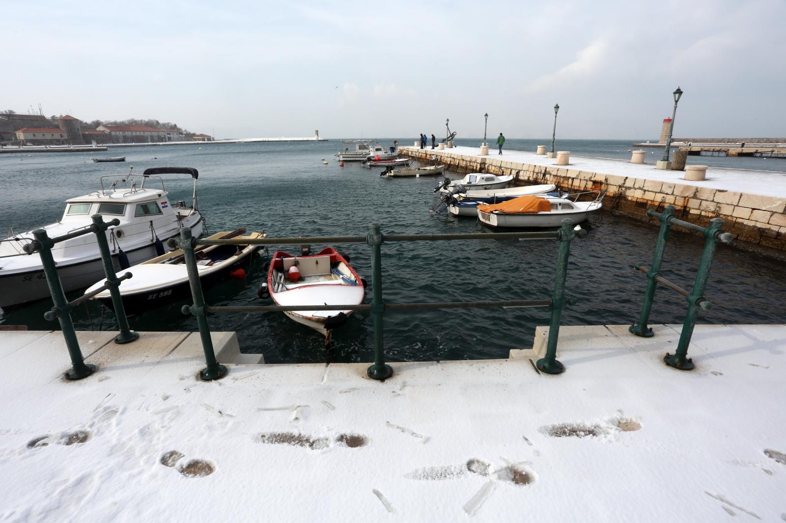 Zaleđeno more i čudesne ledene skulpture na senjskoj rivi