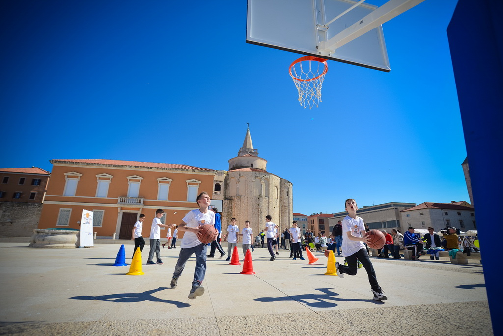 Basket na Forumu: Košarkaške legende protiv mlađih uzrasta KK Zadar Basket na Forumu: Košarkaške legende protiv mlađih uzrasta KK Zadar