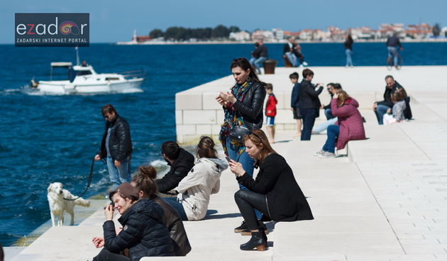 Đir po gradu, uskrsni ponedjeljak 2. travnja 2018. Morske orgulje, sunčan dan, sunce