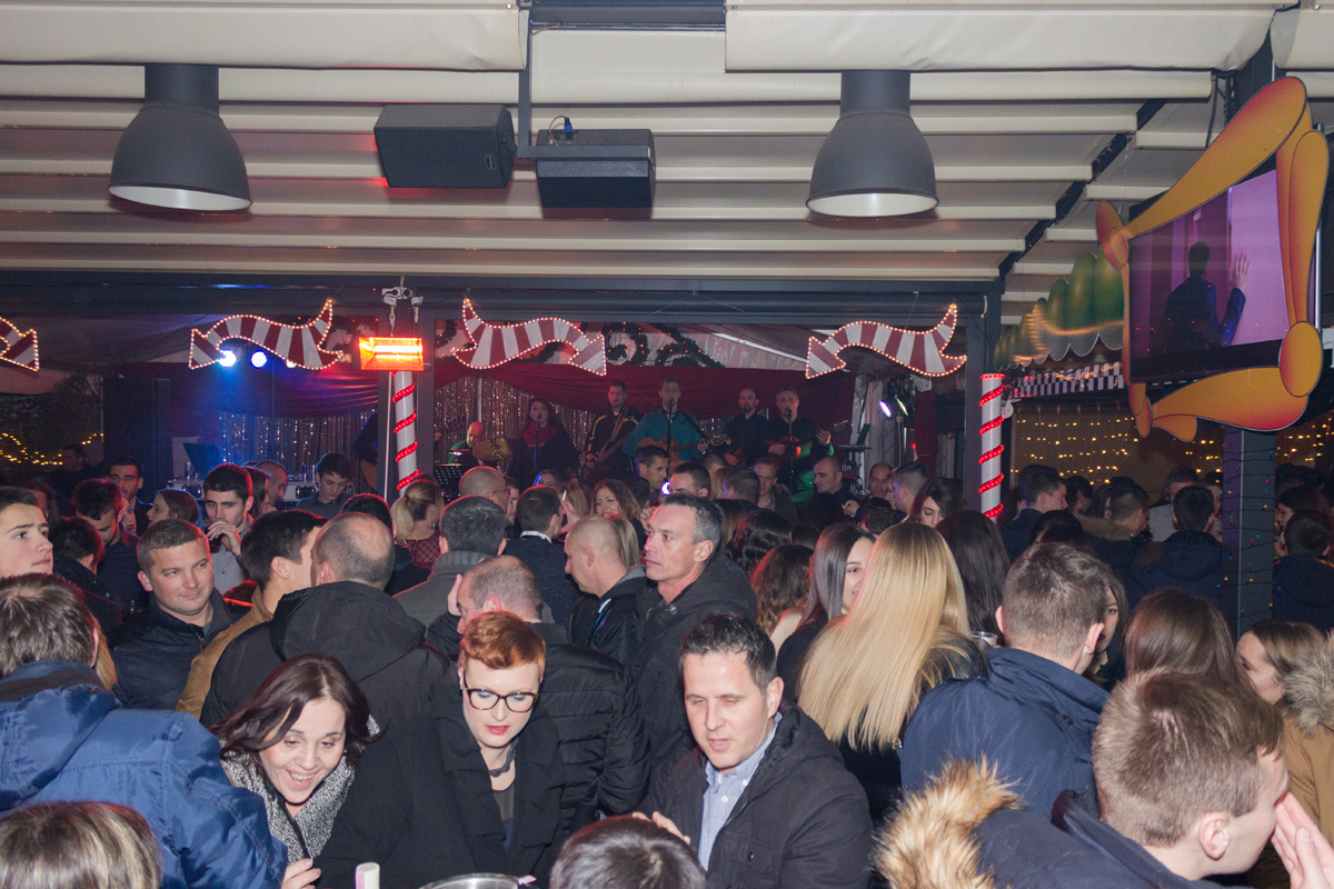 Doček 2017: Najluđa noć na zadarskom Poluotoku privukla više tisuća Zadrana i gostiju Doček 2017: Najluđa noć na zadarskom Poluotoku privukla više tisuća Zadrana i gostiju