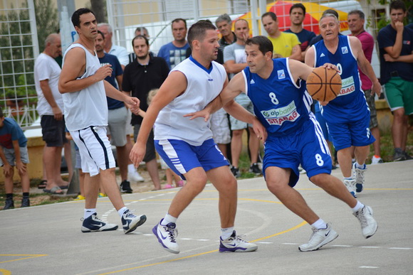 U povodu blagdana Kraljice Mira u Stanovima odigrana utakimica između veterana KK Zadar i Stanova, Foto: Iva Perinčić U povodu blagdana Kraljice Mira u Stanovima odigrana utakimica između veterana KK Zadar i Stanova, Foto: Iva Perinčić