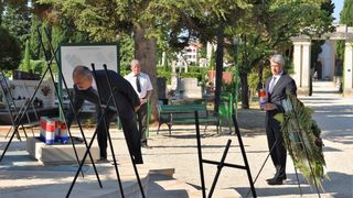 Povodom Dana pobjede kod središnjeg križa na Gradskom groblju položeni vijenci Povodom Dana pobjede kod središnjeg križa na Gradskom groblju položeni vijenci