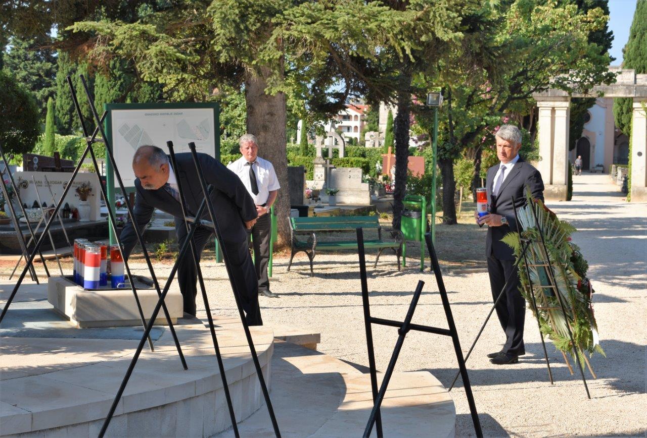 Povodom Dana pobjede kod središnjeg križa na Gradskom groblju položeni vijenci Povodom Dana pobjede kod središnjeg križa na Gradskom groblju položeni vijenci