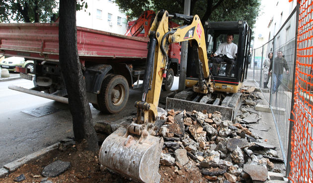 Zapoceli su pripremni radovi na sanaciji nogostupa u Ulici Stjepana Radica. Sanirat ce se nogostup i javna rasvjeta na istocnoj strani ulice i to od krizanja kraj male poste, pa do zgrade Cistoce. Foto: Vladimir Ivanov / CROPIX