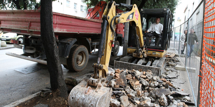 Zapoceli su pripremni radovi na sanaciji nogostupa u Ulici Stjepana Radica. Sanirat ce se nogostup i javna rasvjeta na istocnoj strani ulice i to od krizanja kraj male poste, pa do zgrade Cistoce. Foto: Vladimir Ivanov / CROPIX Zapoceli su pripremni radovi na sanaciji nogostupa u Ulici Stjepana Radica. Sanirat ce se nogostup i javna rasvjeta na istocnoj strani ulice i to od krizanja kraj male poste, pa do zgrade Cistoce. Foto: Vladimir Ivanov / CROPIX