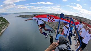 30.06.2013., Zadar – Povodom ulaska Republike Hrvatske u Europsku uniju mladic i djevojka skocili su s Maslenickog mosta sa zastavom Europske unije, dok je mladi Britanac skocio sa hrvatskom zastavom. Photo: Filip Brala/PIXSELL Autor  Filip Brala/PIXSEL