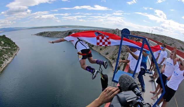 30.06.2013., Zadar – Povodom ulaska Republike Hrvatske u Europsku uniju mladic i djevojka skocili su s Maslenickog mosta sa zastavom Europske unije, dok je mladi Britanac skocio sa hrvatskom zastavom. Photo: Filip Brala/PIXSELL Autor  Filip Brala/PIXSEL