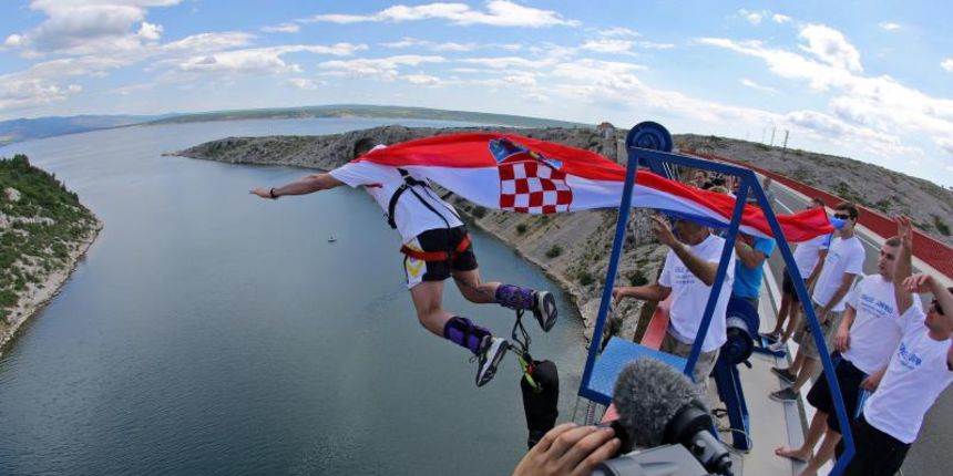 30.06.2013., Zadar – Povodom ulaska Republike Hrvatske u Europsku uniju mladic i djevojka skocili su s Maslenickog mosta sa zastavom Europske unije, dok je mladi Britanac skocio sa hrvatskom zastavom. Photo: Filip Brala/PIXSELL Autor  Filip Brala/PIXSEL