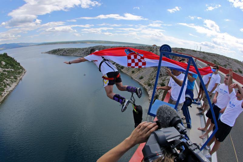 30.06.2013., Zadar – Povodom ulaska Republike Hrvatske u Europsku uniju mladic i djevojka skocili su s Maslenickog mosta sa zastavom Europske unije, dok je mladi Britanac skocio sa hrvatskom zastavom. Photo: Filip Brala/PIXSELL Autor  Filip Brala/PIXSEL