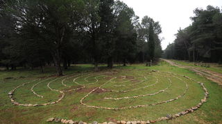 Musapstan, Zadar, 211212
Uoci najavljenog smaka svijeta, u petak 21. prosinca, u sumici u Muspastanu pokraj Zadra pojavilo se devet misterioznih labirinata od kamena. Iako je grupica Zadrana koja ih je izgradila tamo trebala cekati drevno prorocanstvo May