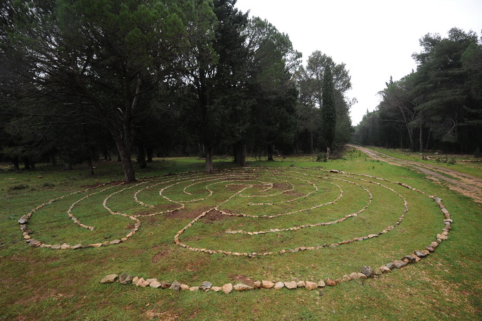 Musapstan, Zadar, 211212
Uoci najavljenog smaka svijeta, u petak 21. prosinca, u sumici u Muspastanu pokraj Zadra pojavilo se devet misterioznih labirinata od kamena. Iako je grupica Zadrana koja ih je izgradila tamo trebala cekati drevno prorocanstvo May