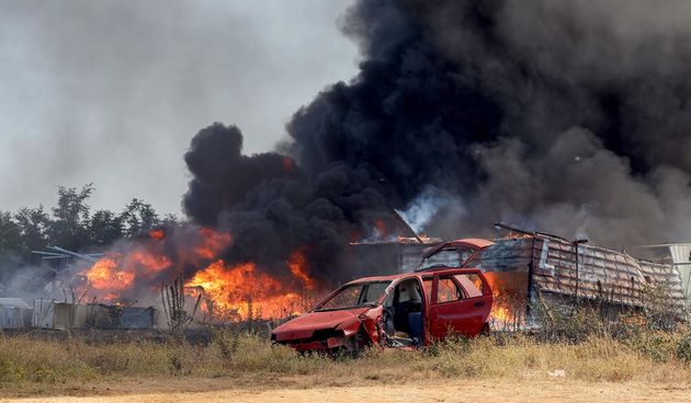 Veliki požar kod Smokovića zahvatio i parkirane automobile