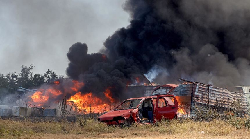 Veliki požar kod Smokovića zahvatio i parkirane automobile Veliki požar kod Smokovića zahvatio i parkirane automobile