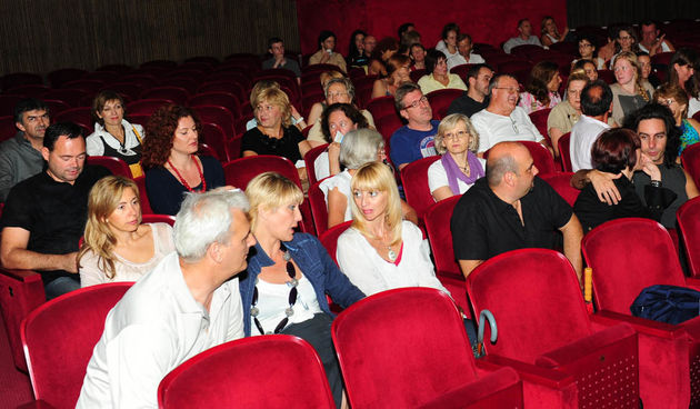 Zadar, .24.07.2012. snimio: Nenad Marčev 
Brasil acoustic 
Magda Mendes – vokal 
Marcelo Godoy – vokal  & akustična gitara 
Nelson Latif – cavaquinho & akustična gitara 
Gosti: 
Renato Švorinić, bas, 
Jadran Dučić Čićo, bubnjevi 
Nebojša, ha